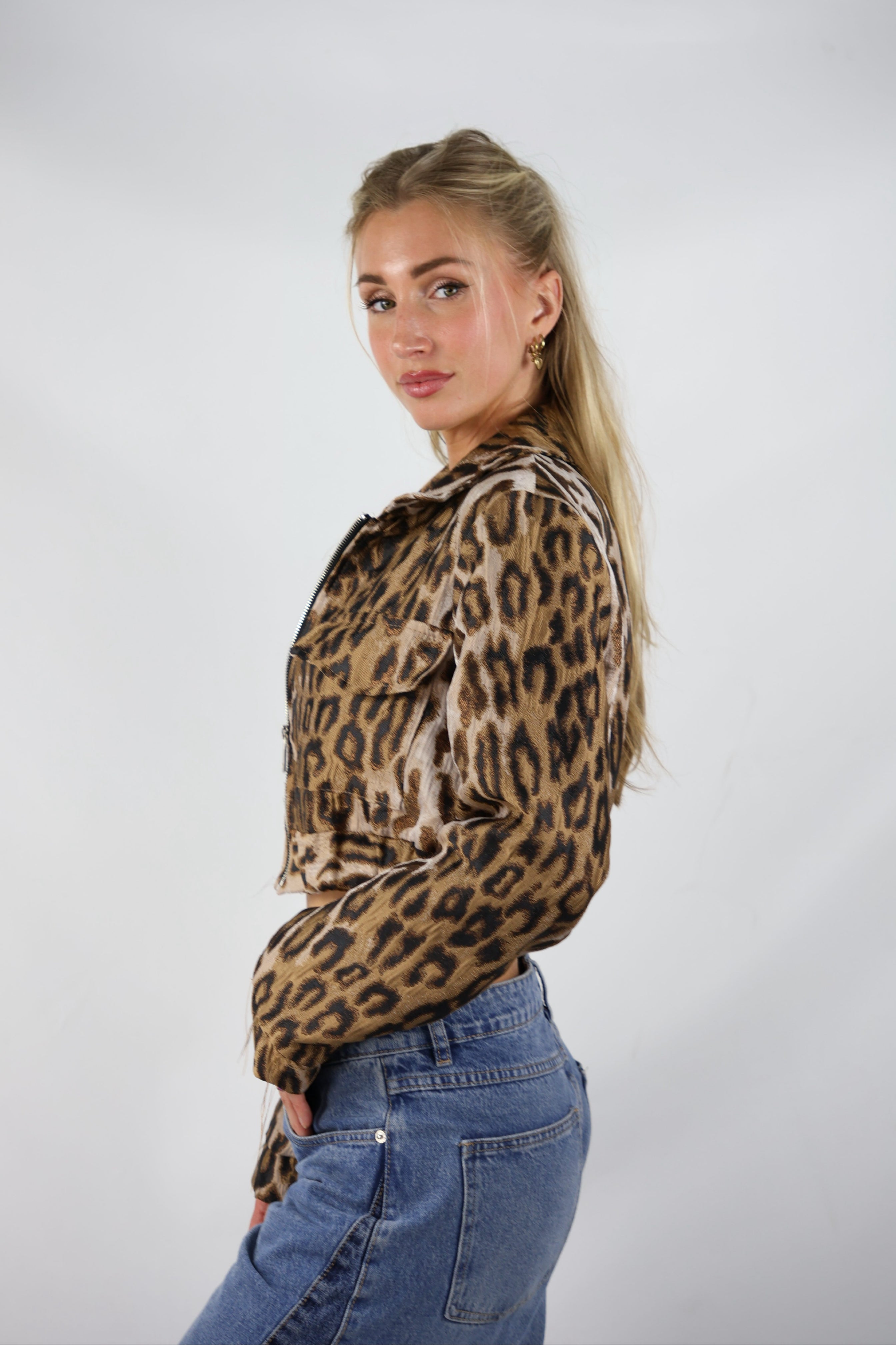 Jas Leopard | Vivian